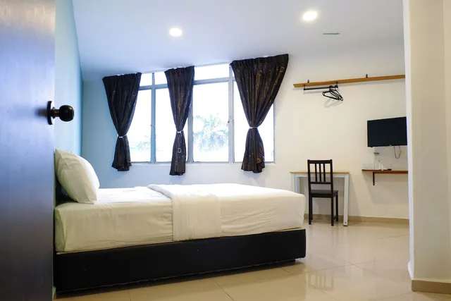 غرفة ثلاثية بسرير كوين وسرير فردي، SMART HOTEL REKO SENTRAL KAJANG 2/7