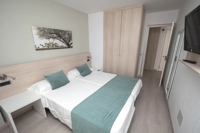 شقة بسريرين منفصلين بإطلالة على الحديقة بشرفة مع أريكة، Olive Beach Apartments 2/9