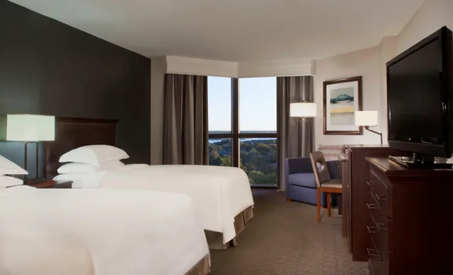 غرفة بسريرين مزدوجين بإطلالة على البحيرة لذوي الإعاقة، Compass Hotel Nassau Bay 3/4
