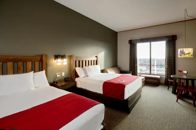جناح عائلي بسريرين كوين مع أريكة، Great Wolf Lodge Bloomington 1/2