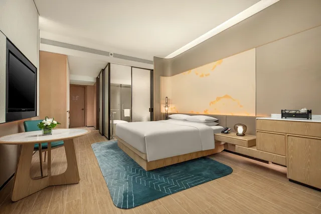 غرفة بريميوم بسرير كينج بإطلالة على البحر بشرفة، HUALUXE Resort Beihai Silver Beach by IHG 2/3