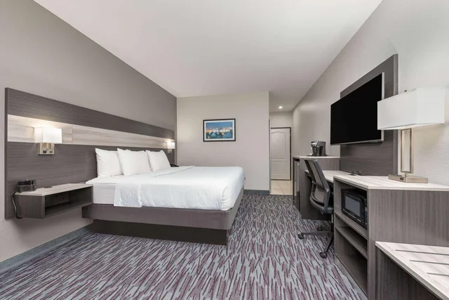 Room, King Bed, City or Park View, Accessible، La Quinta Inn & Suites by Wyndham Allen at The Village 1/4