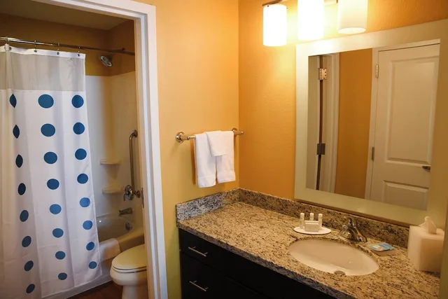استوديو بسرير كينج مع أريكة لذوي الإعاقة، TownePlace Suites Lawrence Downtown 2/2
