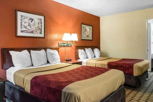 Upgrade, 2 Queen Beds, Smoking، Econo Lodge Carlisle Central 1/2