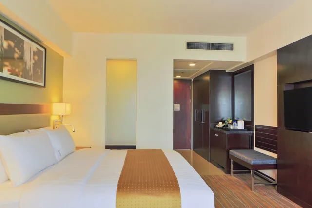 غرفة قياسية بسرير كينج في طابق مرتفع، Holiday Inn & Suites Makati 2/11
