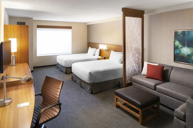 غرفة بسريرين كوين مع أريكة، Hyatt Place Sumter/Downtown 2/8