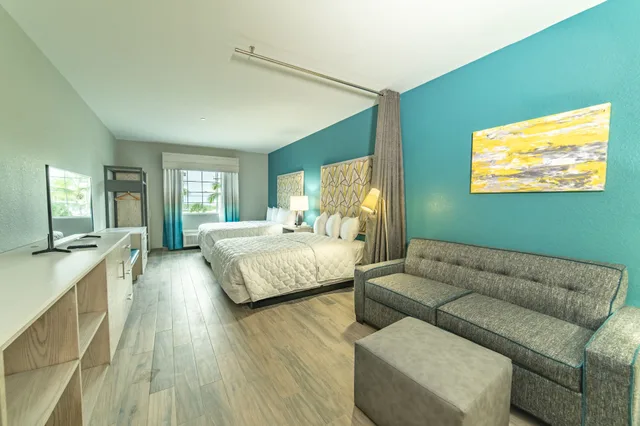 جناح بسريرين كوين مع أريكة بمطبخ صغير، Everglades Adventures Hotel Suites by Ivey House 2/3