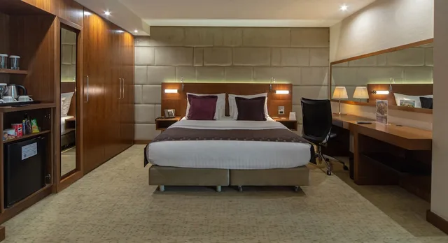 Junior Suite, King Bed, Crowne Plaza Istanbul Harbiye Hotel 4/10