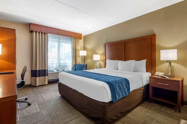 غرفة قياسية بسرير كينج بشرفة، Comfort Inn Edgewater on Hudson River 4/10
