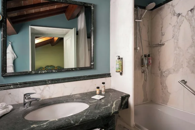 غرفة عائلية بسرير كوين وسريرين منفصلين، Villa Michelangelo Vicenza Starhotels Collezione 9/9