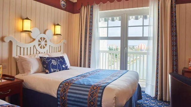غرفة سوبيريور بإطلالة على البحيرة، Disneys Newport Bay Club 2/4