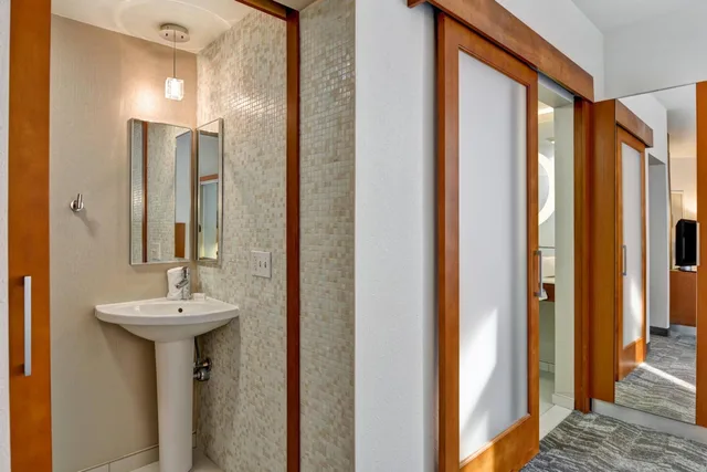 جناح بسريرين كوين مع سرير سحّاب إضافي مع أريكة بحوض استحمام لذوي الإعاقة، Springhill Suites by Marriott Midtown Cincinnati 2/5