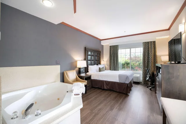 غرفة بسرير كوين بحوض جاكوزي لذوي الإعاقة، Best Western Plus Northwind Inn Suites 6/6