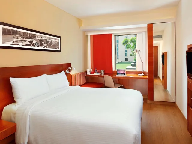 Standard Room Queen Bed with Extra Benefits، Ibis Delhi Airport 1/10