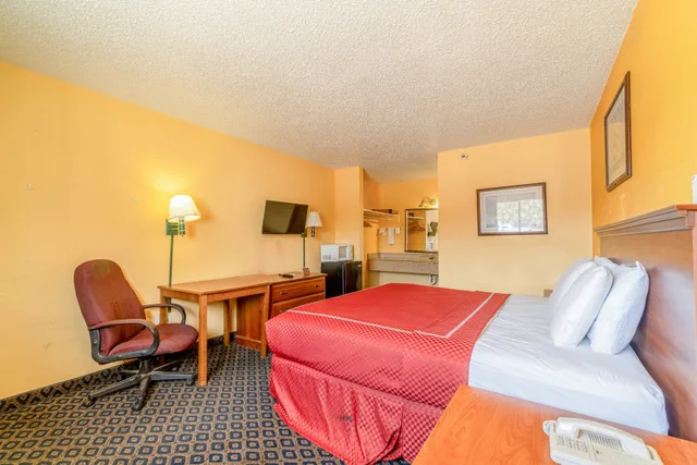 غرفة بسرير كينج لغير المدخنين، OYO Budget Inn Falfurrias Hwy 281 3/9