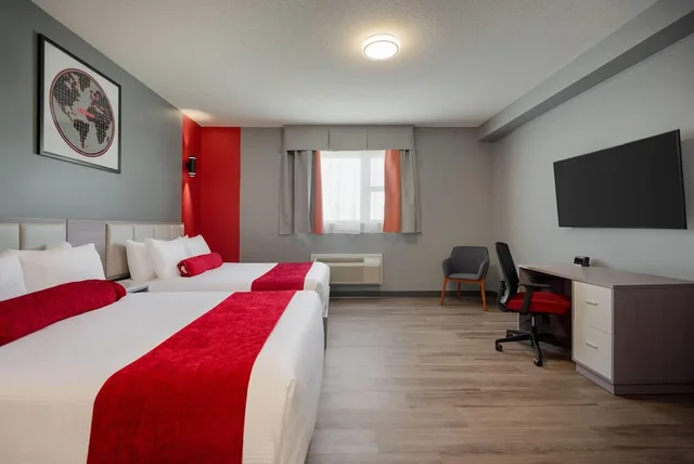 غرفة بسريرين كوين بمطبخ صغير، Ramada by Wyndham West Edmonton Hotel & Suites 2/6