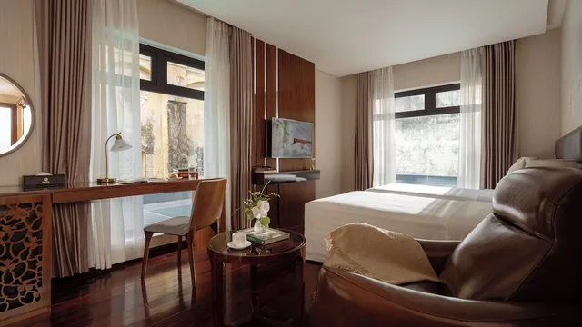 Superior, Queen Bed, Orchids Hotel Saigon 8/10
