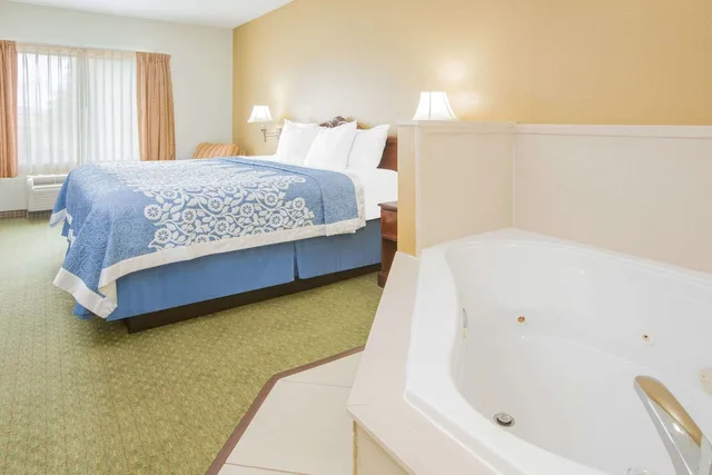 غرفة بسرير كينج، Days Inn by Wyndham Hattiesburg MS 3/5