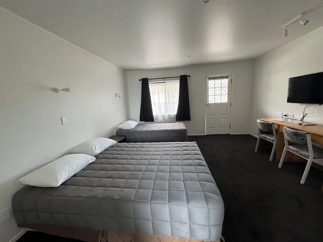 Design, Studio, 1 Queen and 1 Single Bed، Grosvenor Motor Inn 4/9