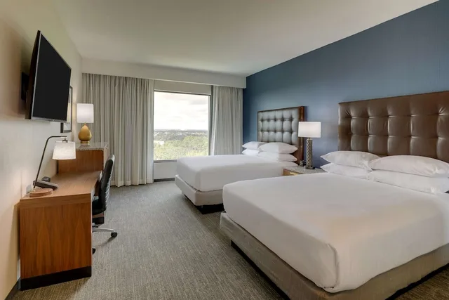 جناح كبير بسريرين كوين بغرفتين مع أريكة، Drury Plaza Hotel Orlando - Disney Springs Area 1/5