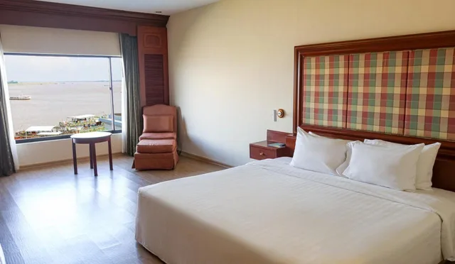 غرفة ديلوكس بسرير مزدوج أو سريرين منفصلين بإطلالة على النهر، Cambodiana Hotel 1/10