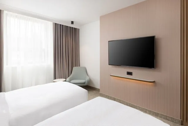 غرفة قياسية بسريرين منفصلين بإطلالة على المدينة، Courtyard By Marriott Cluj-Napoca Downtown 1/3