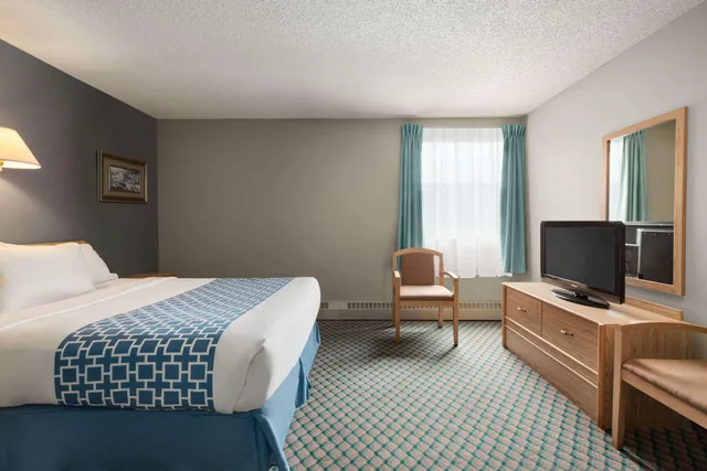 غرفة بسرير مزدوج، Travelodge by Wyndham Edmonton Airport 1/2
