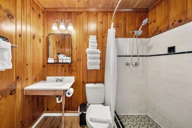 غرفة كومفورت بسرير كينج، CedarWood Inn 6/6