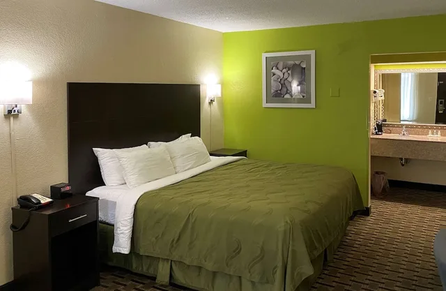 غرفة بزنس بسرير كينج، Quality Inn Elizabeth City near University 3/9