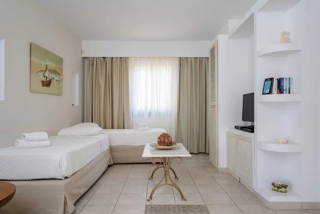 Executive, Suite, 1 Double and 3 Single Beds, Hot Tub، Mitos Suites 3/10