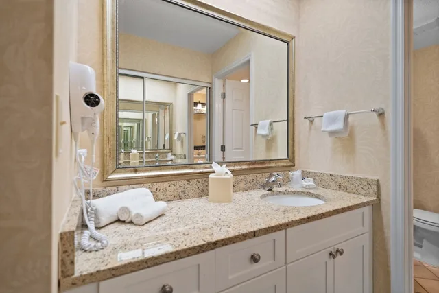 غرفة بريميوم بسرير كينج مع أريكة، Holiday Inn & Suites Clearwater Beach S-harbourside 2/4