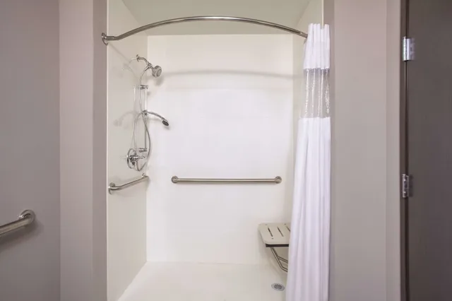 غرفة بسرير كينج لذوي الإعاقة، La Quinta Inn and Suites by Wyndham Cullman 8/10