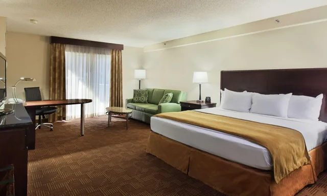 جناح بسرير كينج بغرفتين بمنطقة جلوس، Doubletree Sacrament 2/4