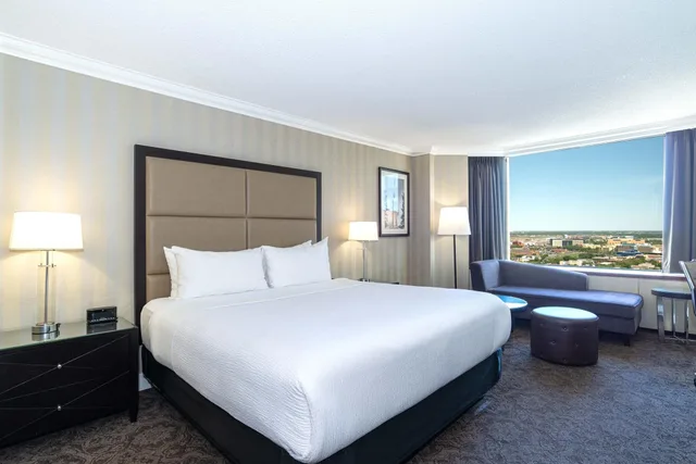 غرفة بريميوم بسرير كينج، Sandman Signature Edmonton Downtown Hotel 2/4