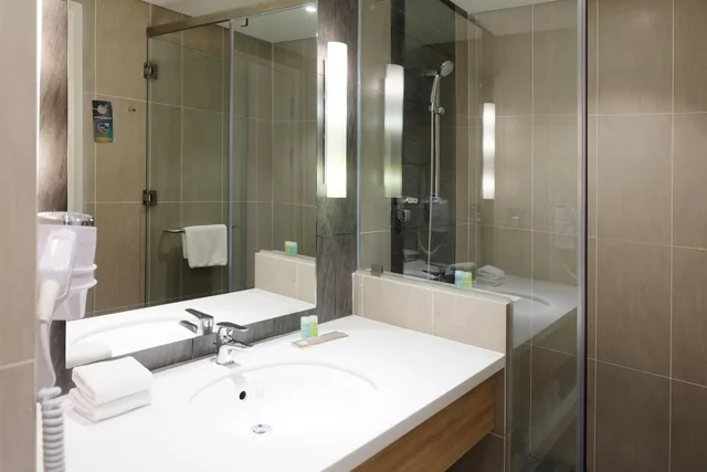 2 Bedrooms, Apartment, King Bed, Ibis Saigon Airport 8/9