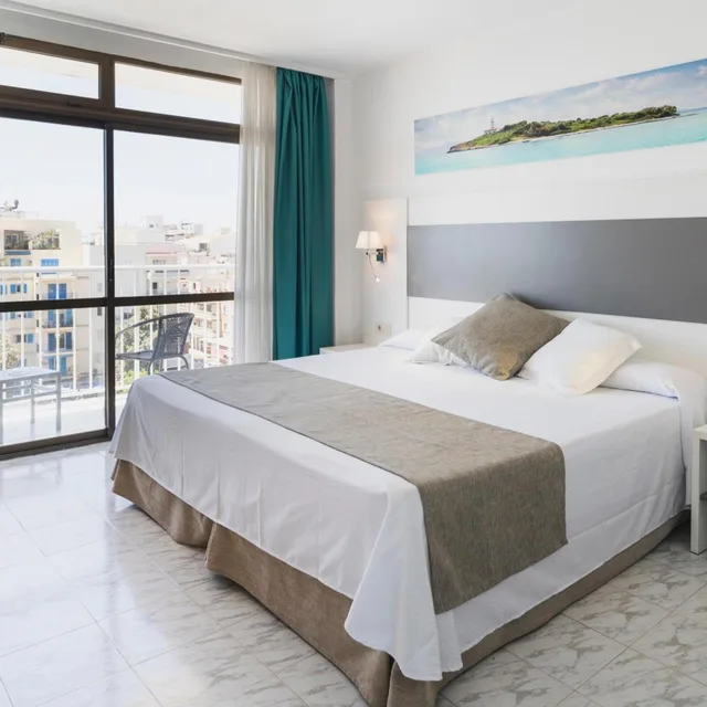 غرفة بسرير كوين بإطلالة على البحر، Hotel Amic Miraflores 1/8