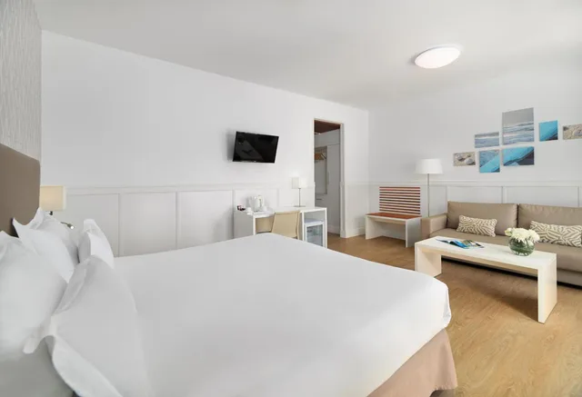 غرفة بسرير مزدوج مع أريكة، Hotel Arena Suite - Adults Only 3/8