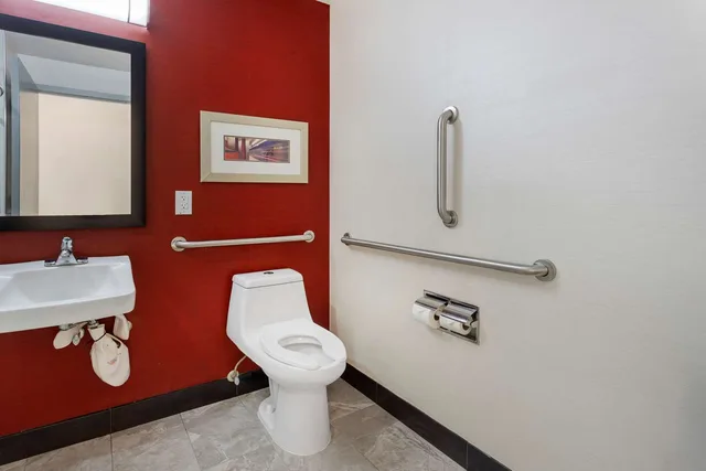غرفة بسريرين كوين لذوي الإعاقة، Comfort Inn And Suites Near Stadium 6/6
