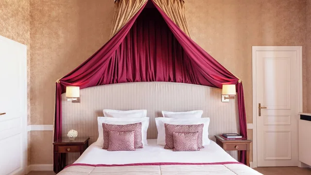غرفة ديلوكس بسرير كينج بإطلالة على البحر بشرفة، Hotel Barriere Le Royal Deauville 2/3