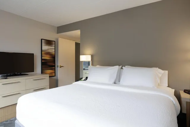 غرفة بسرير كينج بحوض استحمام لذوي الإعاقة، Courtyard By Marriott Harrisonburg 2/3