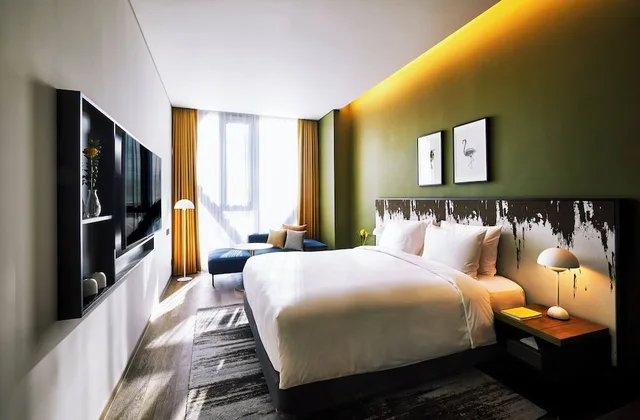 غرفة بريميوم بسرير كينج مع أريكة بحوض استحمام، voco Seoul Gangnam, an IHG Hotel 2/3