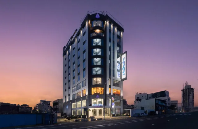 Signature, Family, Large Single Bed, Queen Bed, Sea Front، Hotel MaRadha Colombo 1/1