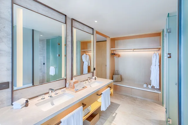 Suite, King Bed, Ocean View, Monogram Lounge Access, Corner, Shilla Monogram Danang 3/4