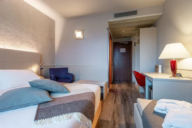 Deluxe, Triple, 1 Queen and 1 Single Bed, First Hotel Malpensa 3/7