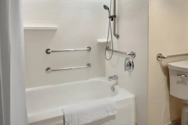 غرفة بسرير كينج في طابق منخفض لذوي الإعاقة، Fairfield Inn By Marriott Anaheim Resort 9/10