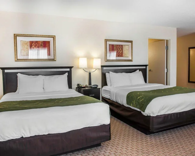 جناح، Comfort Suites Southport 1/6