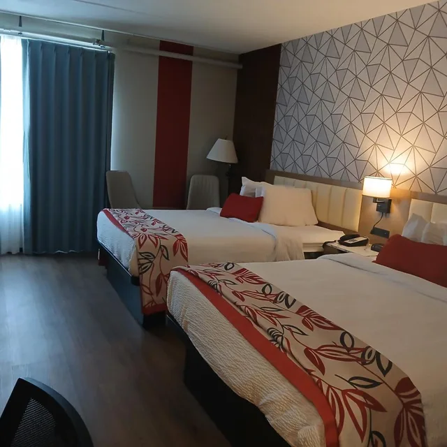 Room, 2 Queen Beds, Outdoor View, Pet Friendly، Ramada By Wyndham Fredericton 1/3