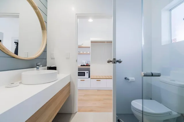 غرفة بسرير كينج، The Quarters Ascend Hotel Collection 3/3