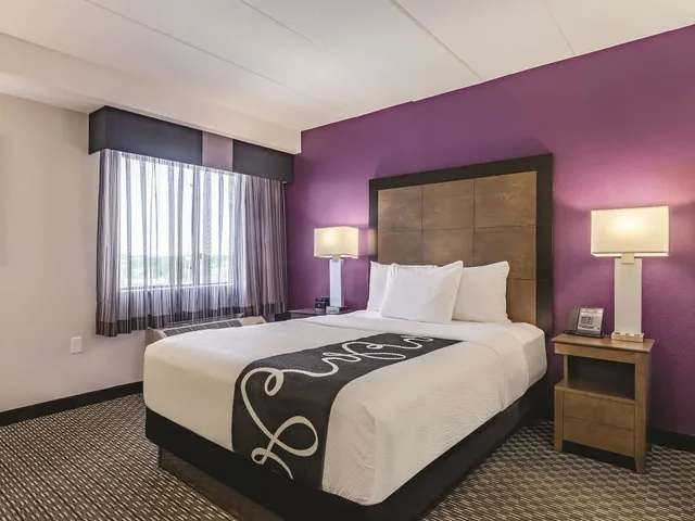 غرفة بسرير كوين، La Quinta Inn and Suites by Wyndham Warwick Providence Airport 1/3