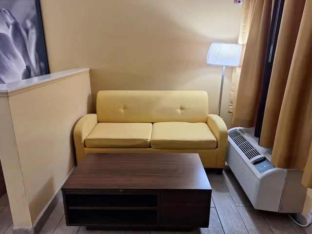 جناح بسرير كينج مع أريكة لذوي الإعاقة، Super 8 by Wyndham Weslaco 9/10